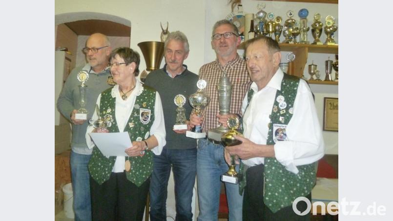 Vereinsmeister wurde Helmut Dobmeier (Zweiter von rechts) Im Bild auch die weiteren Titelräger mit Vorsitzendem Sepp Stangl (rechts). Bild: ksi