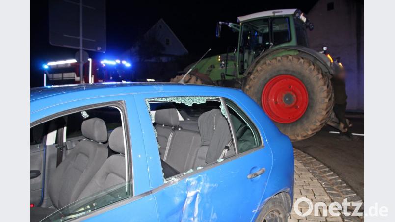 Das Auto der jungen Frau nach dem Zusammenstoß mit dem Traktor. Bild: jma