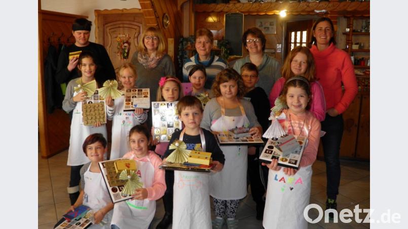 Mit Hilfe von Vorsitzender Christine Gärtner, Maria Busch, Uschi Malzer und Johanna Reger (hinten ab Zweite von links) fertigen die Kinder ihre Adventskalender selbst. Bild: exa