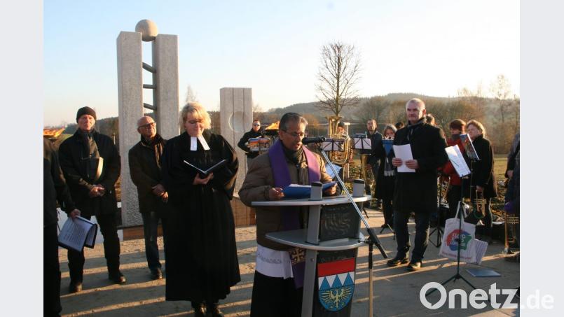Den kirchlichen Segen spendeten Pater James und Nadine Schneider. Bild: wro