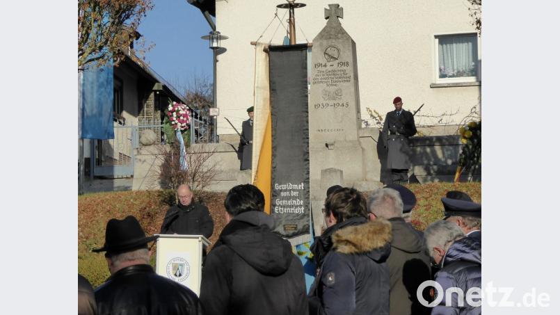 Ehrenwache und Ansprache von Pfarrer Heribert Englhard Bild: fsb