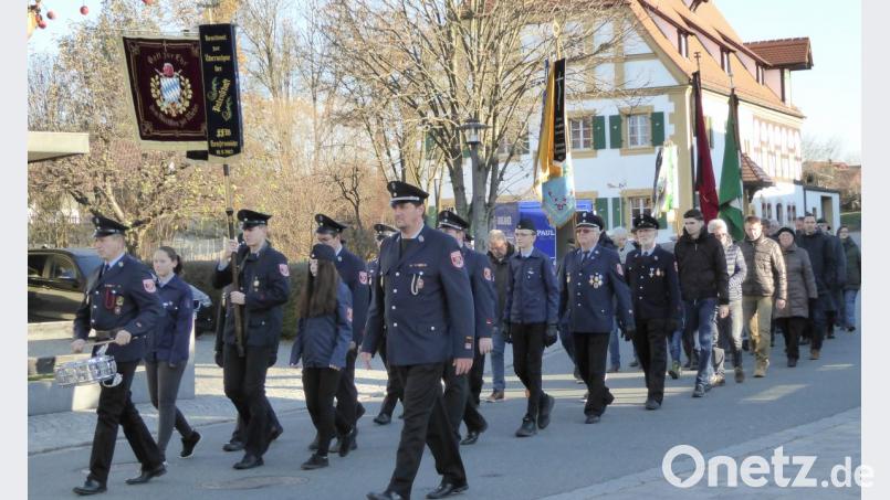 Marsch zum Kriegerdenkmal in Etzenricht. Bild: fsb