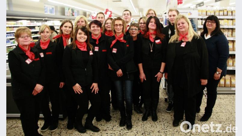 Der Laden ist neu. Gleich geblieben ist das Team, das Andrea Fürst (Zweite von rechts) unterstützt. Rechts im Bild Bezirksmanagerin Anja Ludwig. Bild: wro