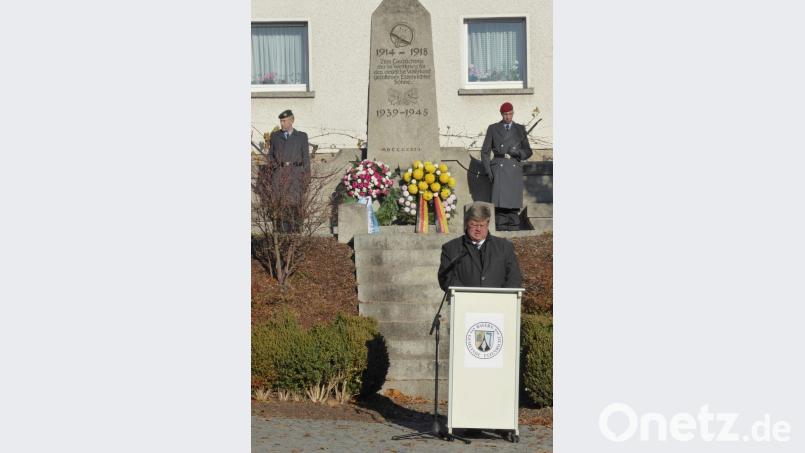 Ansprache von Bürgermeister Martin Schregelmann nach der Kranzniederlegung. Bild: fsb