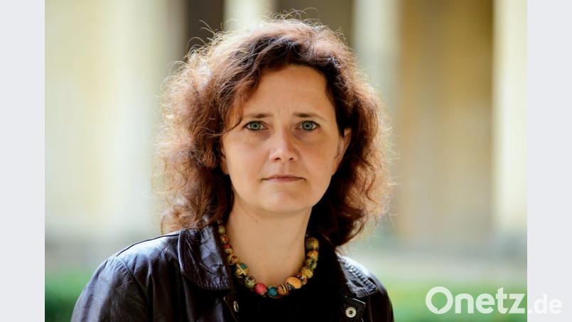 Julia Schoch gilt als eine der scharfsinnigsten Chronistinnen ostdeutscher Befindlichkeit. In ihrem Gesellschaftsroman „Schöne Seelen und Komplizen“ erzählt sie von einer Abiturklasse im Jahr 1989 und dem Leben der damaligen Abiturienten heute und macht den historischen Umbruch im privaten Leben von siebzehn Menschen erfahrbar. Bild: Ulrich Burkhardt