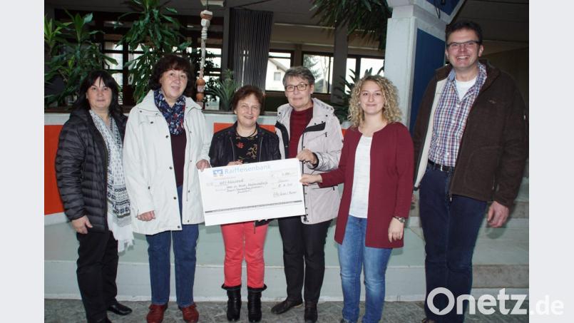 Die Spendenempfänger (von rechts) mit Pfarrerer Wolfgang Dietz, Elisabeth Baier (Kinderhaus), Sonja Toleikis (Nachbarschaftshilfe), Maria Pfistermeister (Grundschule) und Maria Sterr (Indienhilfe) freuen sich mit Bürgermeisterin Birgit Höcherl über die Spenden, die sozialen und gemeinnützigen Zwecken zugeführt werden. Bild: mmj