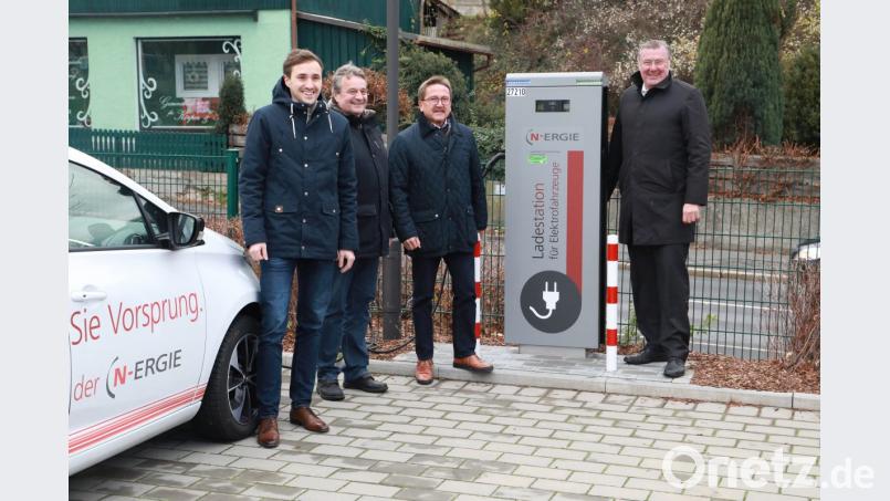 Am Aribo-Hotel und am Parkplatz der Stadthalle (Bild) gehen jetzt Aufladestationen in Betrieb. Auf dem Bild (von links) Christian Vogler von der N-ERGIE AG, Energiewirt und Bauamtschef Dieter Döppl, Bürgermeister Hans Donko und N-ERGIE-Kundenberater Michael Lingg. Bild: njn