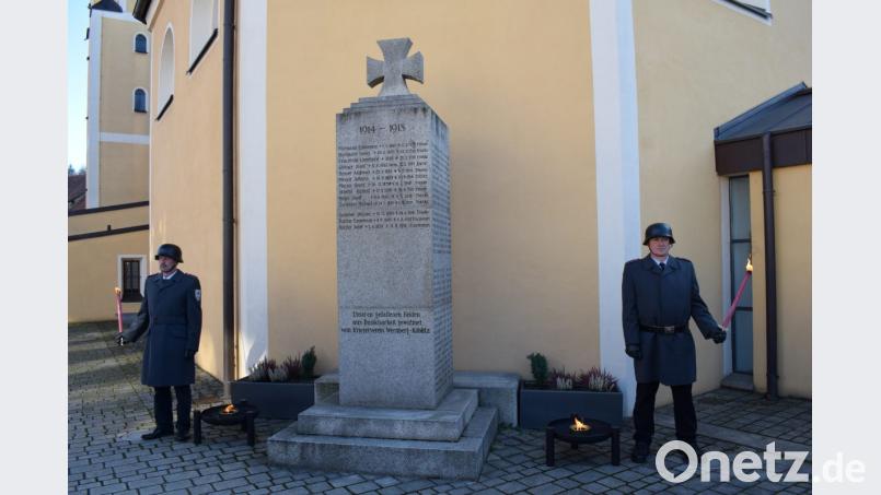 Das Ehrenmal an der Kirche erinnert an die vielen Gefallenen und Vermissten der beiden Weltkriege. Die Soldaten- und Kriegerkameradschaft stellte die Ehrenwache. Bild: bnr
