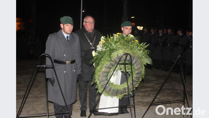 Bürgermeister Heinz Weigl legte am Ehrenmal, begleitet von zwei Soldaten des Panzergrenadierbataillons 122, einen Kranz nieder. Bild: frd