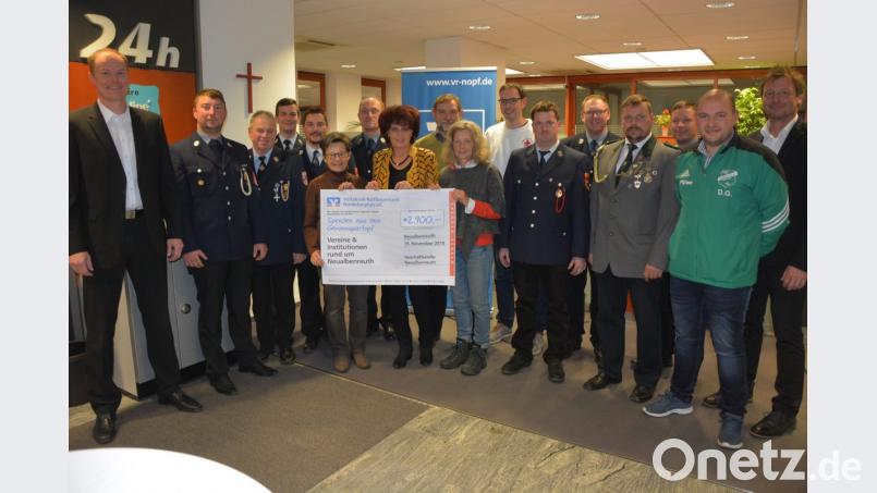 Im Geschäftsgebiet Neualbenreuth wurden am Montagabend elf Vereine und Organisationen von der Volksbank Raiffeisenbank Nordoberpfalz vorweihnachtlich beschenkt. Insgesamt wurden an die elf Vertreter der Vereine und Organisationen 2900 Euro ausgeschüttet. Darüber freuten sich Geschäftsstellenleiter Andreas Rosner (links) und Regionalmarktleiter Tilo Scharnagl (rechts). Bild: jr