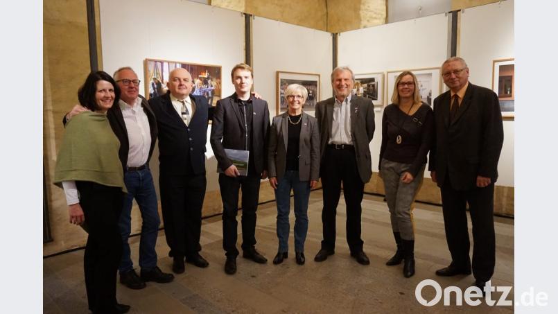Zahlreiche Gäste kamen zur Vernissage. Unser Bild zeigt von links CeBB-Leiterin Dr. Veronika Hofinger, Edmund Stern, Josef Horáček, Zweiter Bürgermeister der Stadt Tachov, Filip Smola, Bürgermeister der Stadt Železná Ruda, Landrätin Rita Röhrl, Herbert Pöhnl, Gabi Dlubal, zweiteVorsitzende von Bavaria Bohemia und Ladislav Macak, neuer Bürgermeister von Tachov. Bild: eib