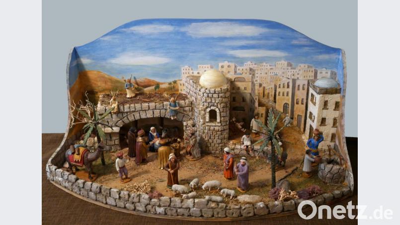 Diese orientalische Krippe ziert heuer an Weihnachten das Wohnzimmer der Schneiders. Bild: tr