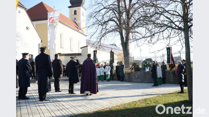 Fensterbach gedeckt der Opfer von Krieg und Gewalt.
Die Patenkompanie aus Pfreimd hatte eine Abordnung nach Wolfring gesandt um gemeinsam mit der Gemeinde den Volkstrauertag zu feiern. Bild: nib