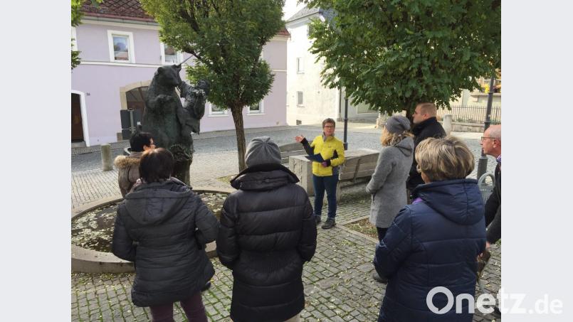 Premiere der Führung „Streifzug durch die Geschichte der Stadt Bärnau ins Ackerbürgerhaus.“ Mit vielen Informationen und Anekdoten nahm Andrea Wolf die Besucher auf dem Bärnauer Marktplatz mit in die Zeit vor Jahrhunderten. Start war am Bärnauer Bärenbrunnen, der Symbolkraft für die jahrhundertelangen Bedeutung der Stadt an der Goldenen Straße vermittelt. Bild: awo