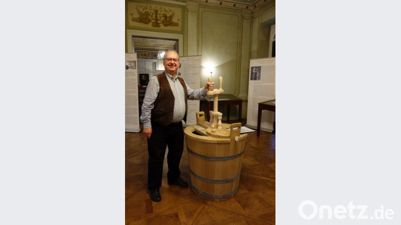 Von Mann zu Mann: Hansjörg Wunderer, der Leiter des Naturkundemuseums Ostbayern, führt die von Jacob Christian Schäffer entwickelte Waschmaschine vor. Bild: Susanne Wolke
