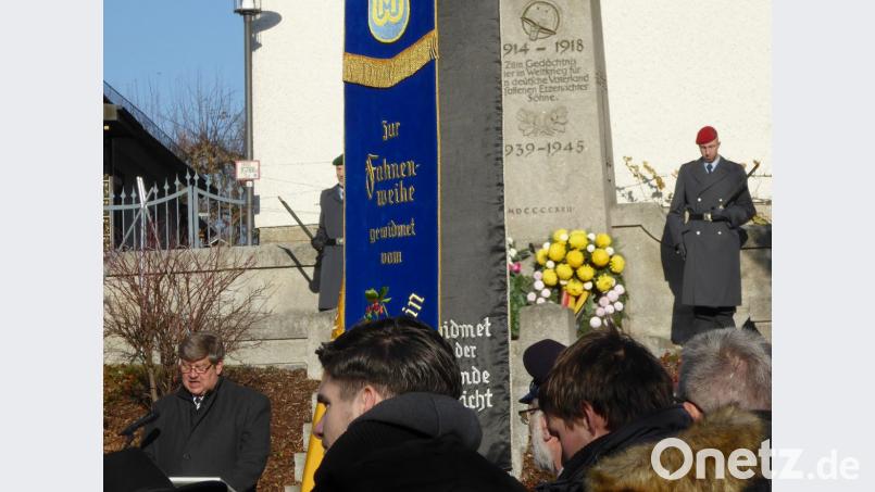 Ansprache von Bürgermeister Martin Schregelmann nach der Kranzniederlegung. Bild: fsb