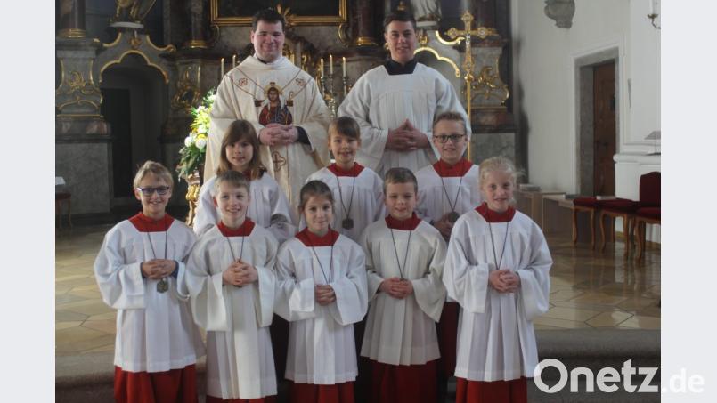 Kaplan Florian Frohnhöfer (hinten, links) und Oberministrant Johannes Schaller nahmen die neuen Ministranten auf. Bild: frd
