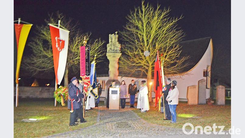 Gedenkfeier zum Volkstrauertag am Kirchenthumbacher Kriegerdenkmal. Bild: ü