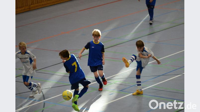 Hier spielt die E Jugend des gastgebenden SV Raigering (in Weiß) gegen den SV Freudenberg. Bild: brü