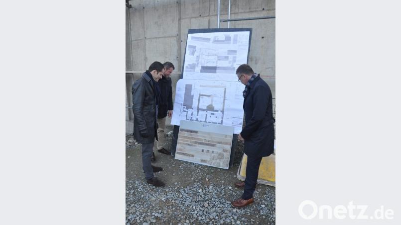 Zur Regensburger Straße hin verbirgt eine Betonmauer die historischen Funde. Die Mauer wird einmal mit Platten verkleidet, schilderte Franz Stahl. Bild: ws