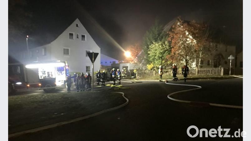 Nächtlicher Grosseinsatz für fünf Feuerwehren in Engleshof. Bild: fsb