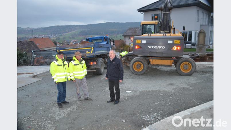 Letzte Maßnahmen vor dem Teeren besprechen Bürgermeister Gerhard Scharl (rechts) und Bauunternehmer Hans Schieder (links). Bild: fz