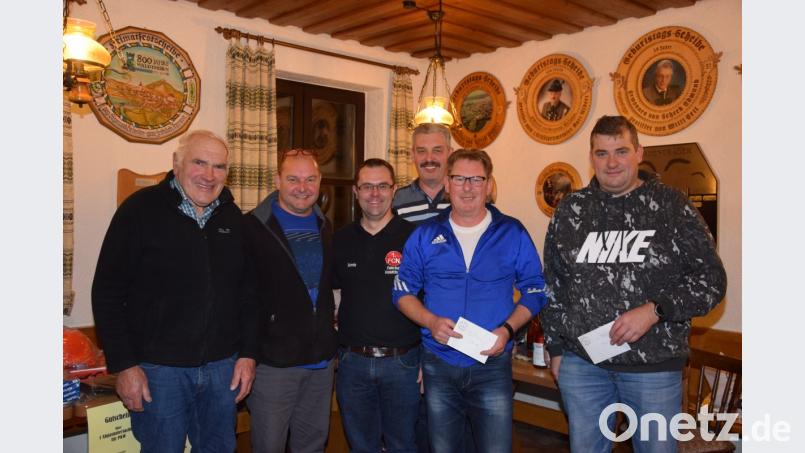 Fanclub-Chef Bernhard Lindner (Dritter von links) gratuliert den Gewinnern des Preisschafkopfs Thomas Lorenz (rechts), Jürgen Eiser (Zweiter von rechts) und Hermann Reil (Dritter von rechts). Den Trostpreis bekommt Hans Balk (links). Bild: fla