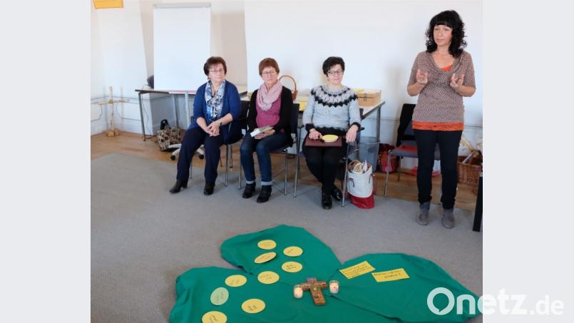 Eine Ideensammlung zum Glück bedeckt ein grünes Glückskleeblatt auf dem Boden des Tagungsraumes. Den Einkehrtag moderiert Gabriele Scherl (rechts). Als Lektorinnen fungieren Marianne Wiesend, Gisela Ruder und Irmi Bauer vom Frauenbund Oberbibrach (von links). Bild: do