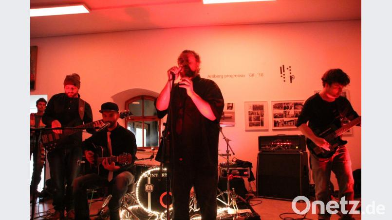 &quot;Smile - it confuses people&quot; - mit diesem Motto geht die Band Wintermay an den Start. Für einen Maitag im Winter sorgten bei der Eröffnung des zweiten Teils von &quot;Amberg progressiv &#039;68 &#039;18&quot; (von links): Roland Hindl, Michi Mautz, Sänger Winni Wonder Rudrof und Simon &quot;Monsn&quot; Thomas. Bild: kmo