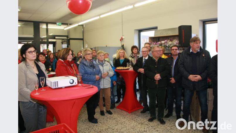 Im Beisein zahlreicher Gäste wird die Rewe-Übergangslösung am Marktplatz offiziell ihrer Bestimmung übergeben. Bild: wro