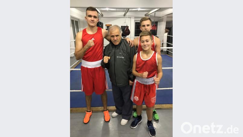 Die erfolgreichen Amberger Boxer Manuel Propp, Trainer Ahmet Göksu, Michael Metzler (vorne) und Arthur Schönfeld (von links). Bild: mzi