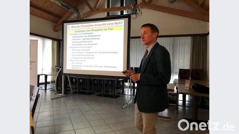 Dr. Hubert Schuster beim Vortrag. Bild: Dobler