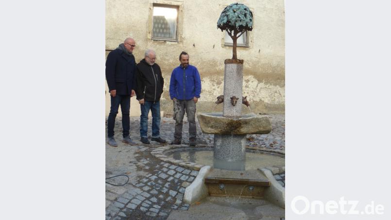 Die Bürgermeister Maximilian Beer und Alfred Wolfsteiner (von links) überzeugten sich von der Funktion des von Künstler Vasilji Plotnikov gestalteten Brunnens. Bild: mad