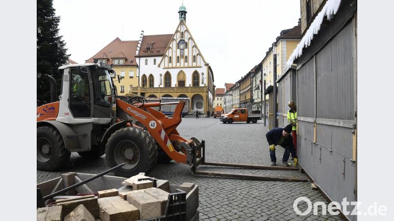 Vor dem Rathaus hat der Aufbau des Weihnachtsmarkts begonnen. Bild: Wolfgang Steinbacher