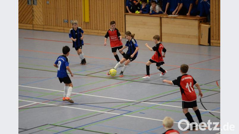 Spiel der E Jugend zwischen dem FSV Gärbershof (in Rot) und der SpVgg Weiden beim Jugendturnier des SV Raigering. Bild: brü