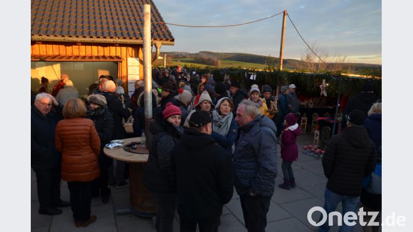 Der &quot;Hüttenzauber&quot; wurden zum Treff mit Freunden und Bekannten. Bild: ga