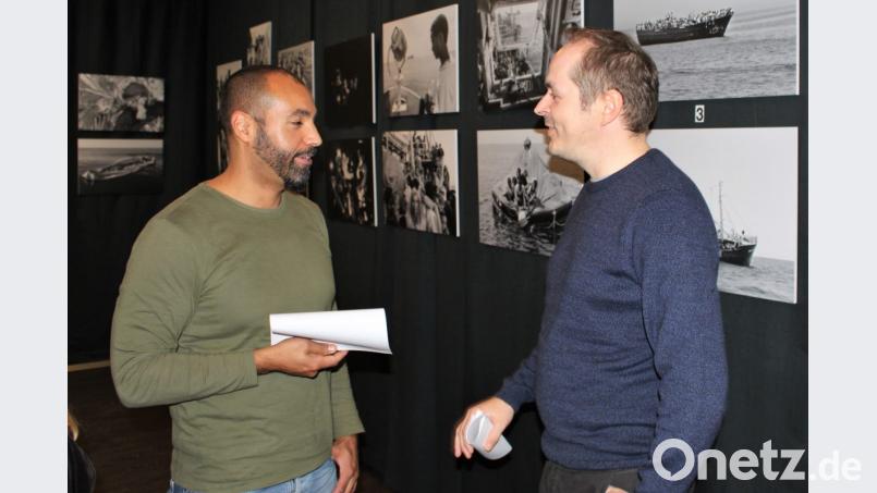 Historiker Serge Palasie und Fotograf Daniel Kempf-Seifried eröffnen die Ausstellung &quot;Schwarz ist der Ozean&quot; in der Stadtbibliothek. Bild: Dagmar Williamson
