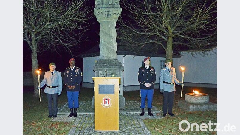 Gedenkfeier zum Volkstrauertag am Kirchenthumbacher Kriegerdenkmal. Bild: ü