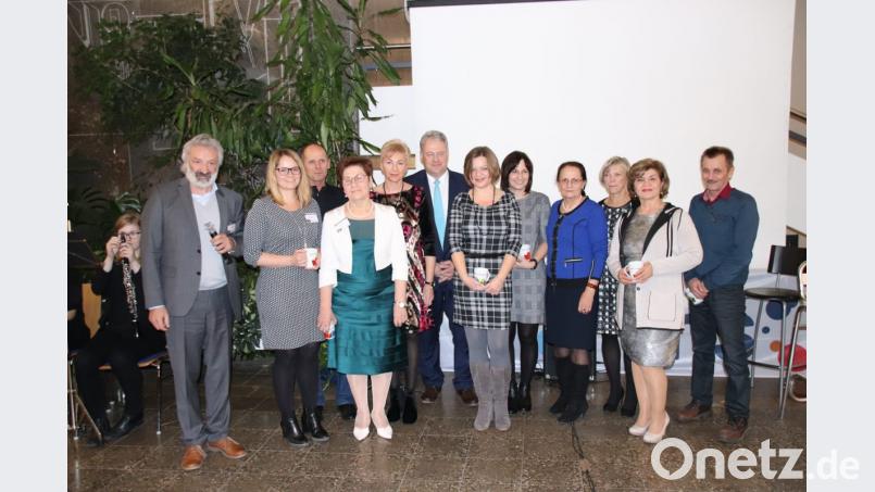 Landrat Richard Reisinger (Sechster von links) und VHS-Leiter Manfred Lehner (links) stellten die hauptamtlichen Mitarbeiter vor und dankten ihnen für ihren Einsatz Bild: cog
