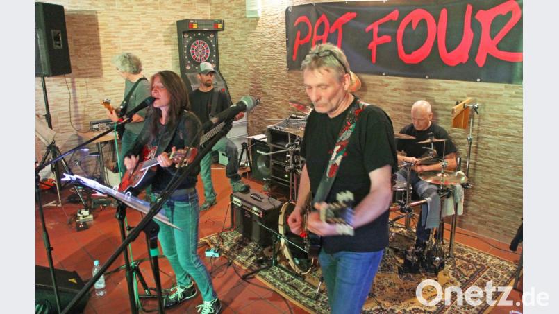 "Pat Four" schafft es: Die Band, die vor Jahresfrist schon einmal aufspielte, begeistert vergangenen Samstag das Publikum erneut. Bild: nm