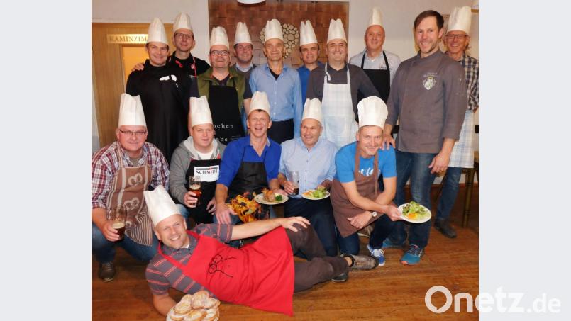 Die Sattelwetzer aus Schwarzenfeld setzten sich die Kochhaube auf und zauberten mit „Chefkoch Gregor“ im Gasthaus Bodensteiner ein fantasievolles Menü für ihre Frauen auf den Tisch. Bild: ohr
