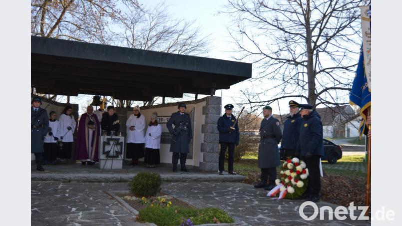 Am Mahnmal in Muschenried legten Mitglieder der Krieger- und Soldatenkameradschaft Muschenried/Haag einen Kranz zum Gedenken der Opfer nieder. Bild: bej