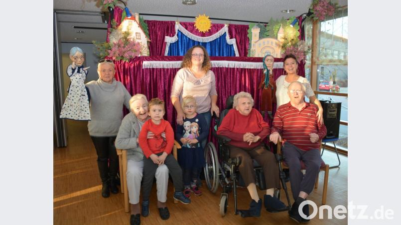 Mit ihrem Puppenbühnenprogramm sorgte Stella Spindler für einen besonders fröhlichen Nachmittag im BRK-Seniorenheim Arche Noah. Rita Strauß (links) unterstützt ihre Tochter Stella Spindler (rechts) hinter der Bühne tatkräftig. Pflegedienstleitung Sonja Zühlke (Mitte) dankte den Frauen für ihr Engagement. Bild: Freya Stöckl