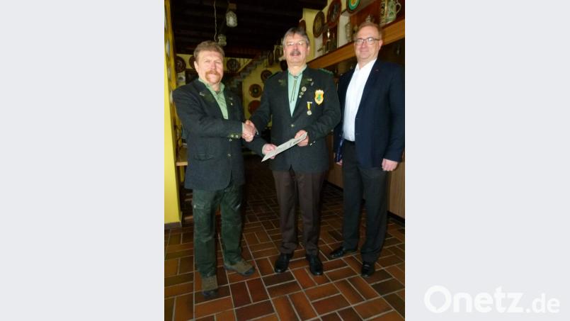Mit der „Verdienstauszeichnung am Bande“ zeichnete (von links) Schießsportleiter Rudi Krippner Schützenmeister Albert Kiener aus. Zur Ehrung gratulierte MdL Alexander Flierl. Bild: bgl