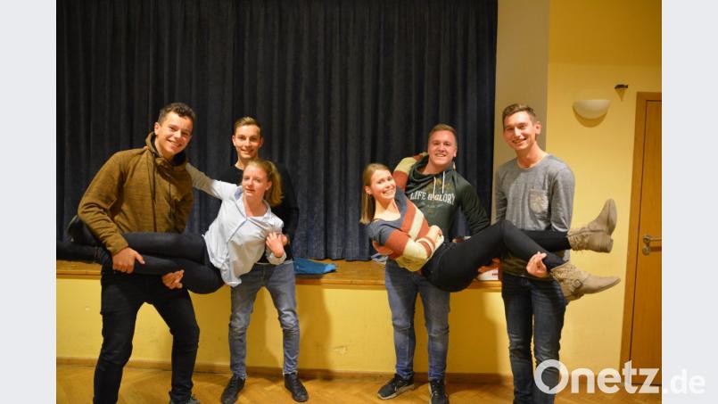 Voller Tatendrang präsentiert sich der neue Vorstand der KLJB Ehenfeld (von links): Schriftführer Leonhard Hüttner, Zweite Vorsitzende Tina Ries, Zweiter Vorsitzender Tobias Gnan, Vorsitzende Carina Berndt, Kassier Jonas Beierl und Vorsitzender Jakob Hüttner. Bild: fdl
