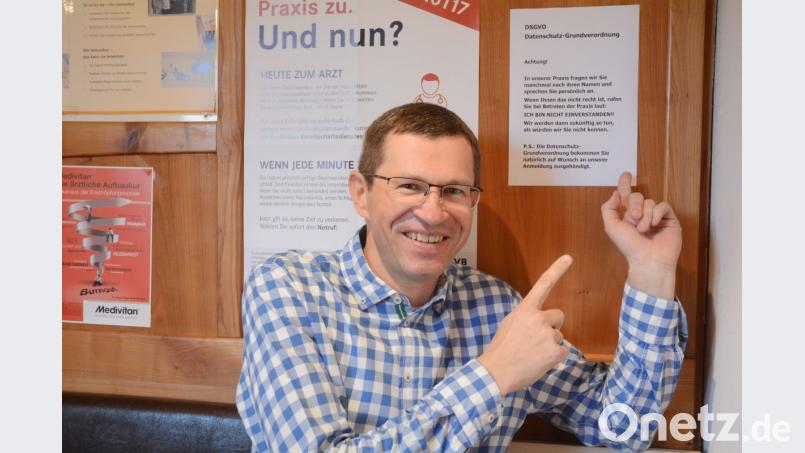 Mit einem ironischen Aushang in seiner Praxis macht sich Dr. Michael Nicklas etwas über die Datenschutzgrundverordnung lustig. Bild: Gabi Schönberger