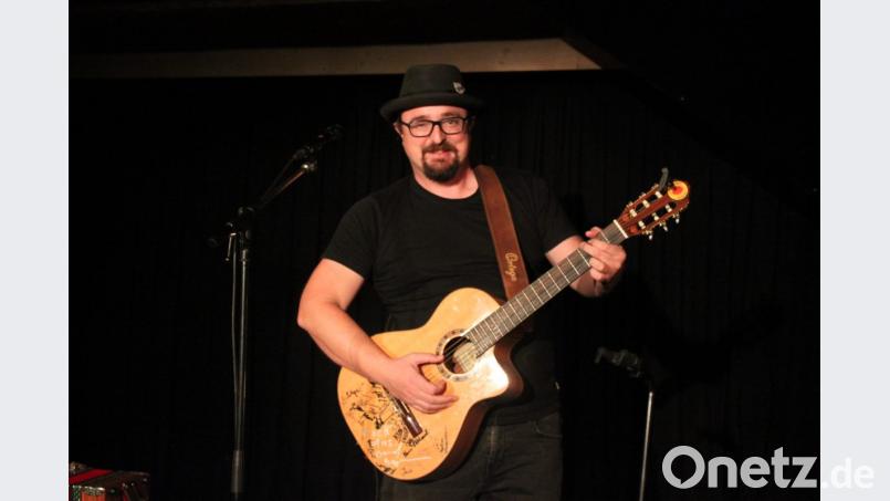 Auf der Suche nach Freibier gastiert der Musikkabarettist und gestandene Oberpfälzer Gaudibursch Helmut A. Binser auf dem Schafferhof. Er beschert dem Publikum einen Abend, an dem herzhaft gelacht wird. Bild: prh