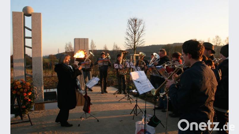 Musikalisch umrahmt wurde die Einweihung vom evangelischen Posaunenchor und der Singgemeinschaft aus Krummennaab und Thumsenreuth. Bild: wro