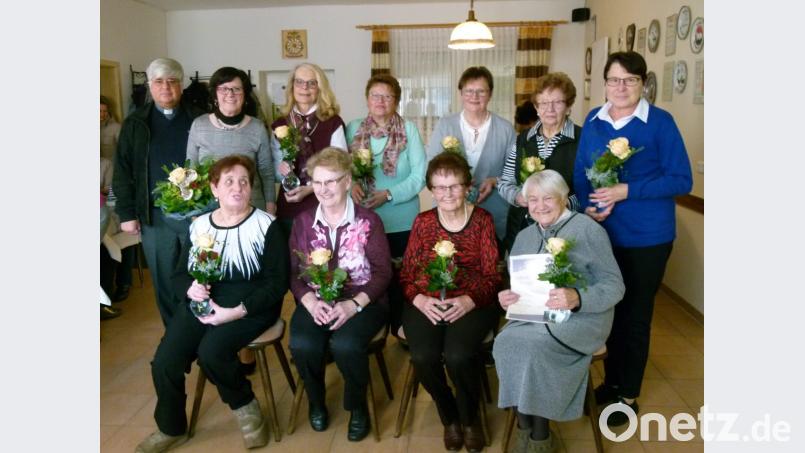 Mit Urkunden und Blumen dankt der Katholische Frauenbund 10 Mitgliedern für 30- bis 45-jährige Treue. Auch Präses Pfarrer Thomas Jeschner (links) würdigt die Gemeinschaft, in der ein herzliches Willkommen herrsche. Bild: rn
