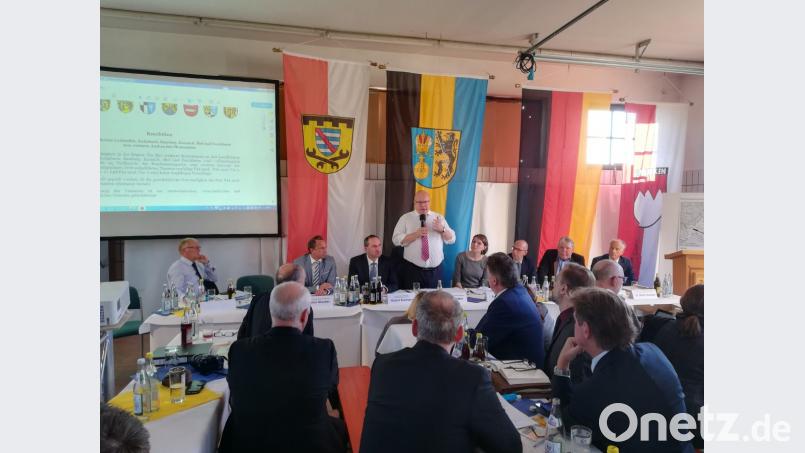 Bundeswirtschaftminister Peter Altmaier (CDU, stehend) betonte in Redwitz, dass er der Akzeptanz des Netzausbaus in der Bevölkerung große Bedeutung beimisst. Auch die bayerischen Minister Thorsten Glauber (Umwelt, von links) und Hubert Aiwanger (Wirtschaft, beide FW) nahmen zu den Stromtrassen Stellung. Bild: exb